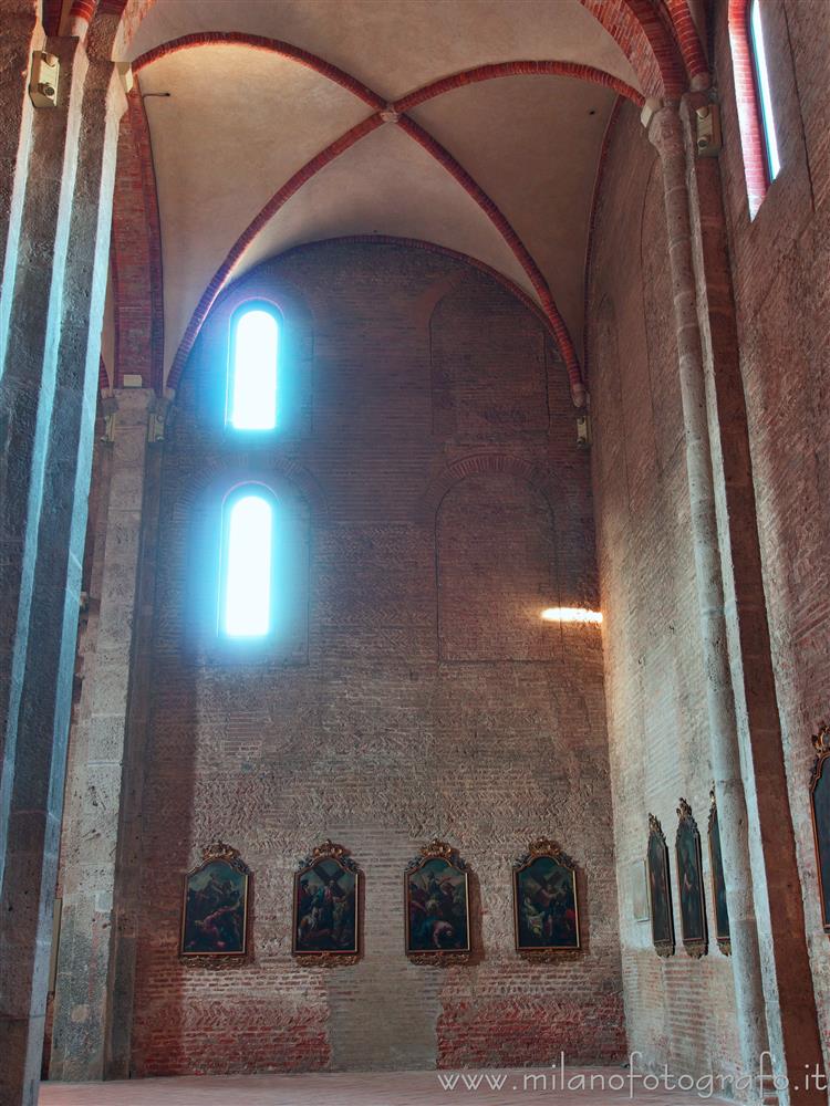 Milano - Navata destra del braccio sinistro del transetto della Basilica di San Simpliciano